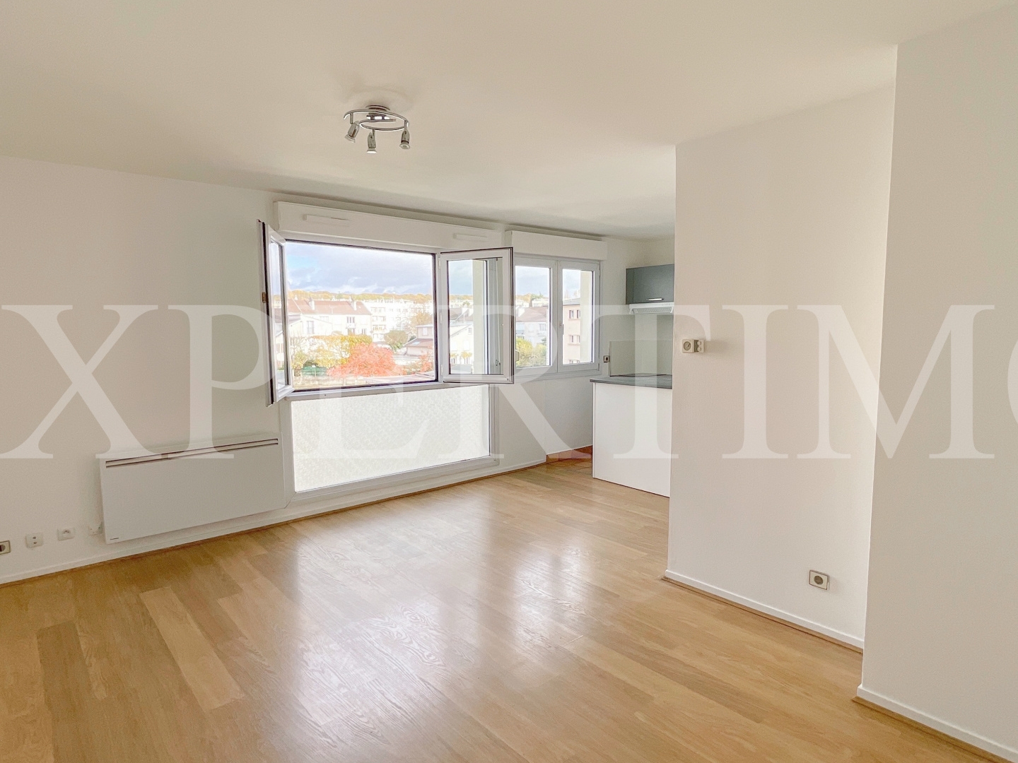 LE CHENAY, rue de Versailles, T1 de 31 m² en bon état, ascenseur.