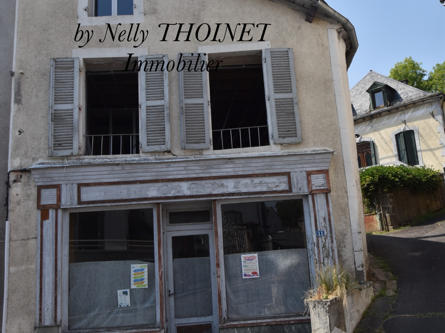 Dépt.15, MAISON DE VILLE, 3 pièces, terrasse et cave.