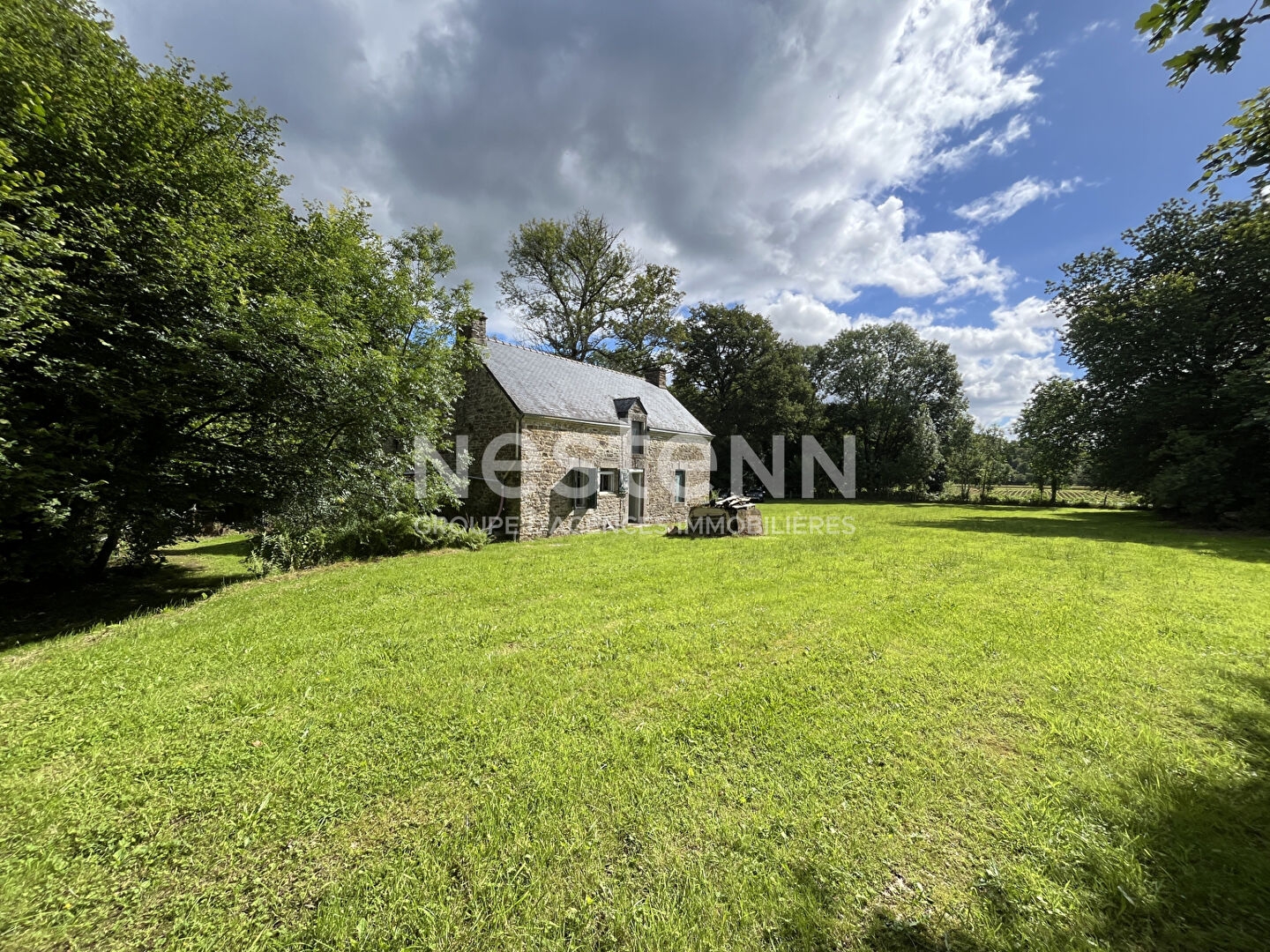 Maison en pierres à vendre, Trédion, potentiel de 150 m², environ 1 hectare de terrain avec bois
