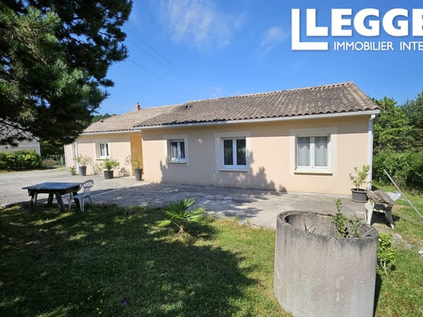 MAISON DE PLAIN PIED AVEC GARAGE ET PISCINE