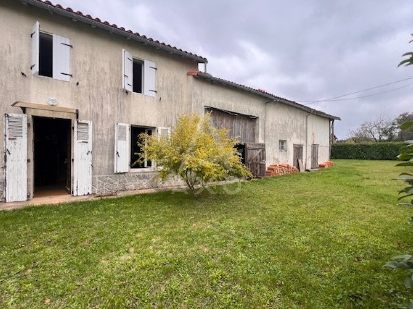 SAUZAY VAUSSAIS - MAISON A RENOVER AVEC GRANGE