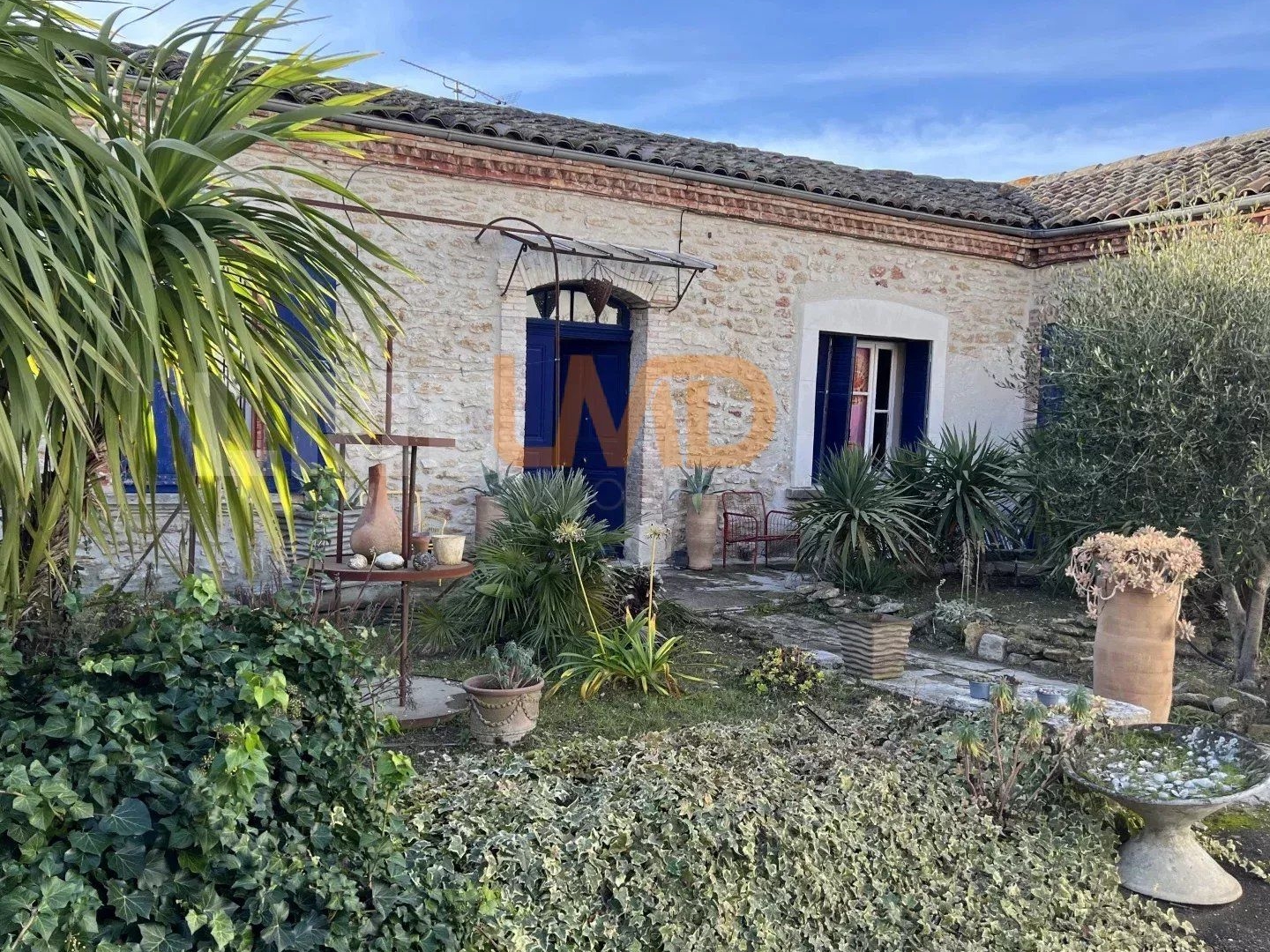 maison en pierre de 140m2 .. piscine. garage