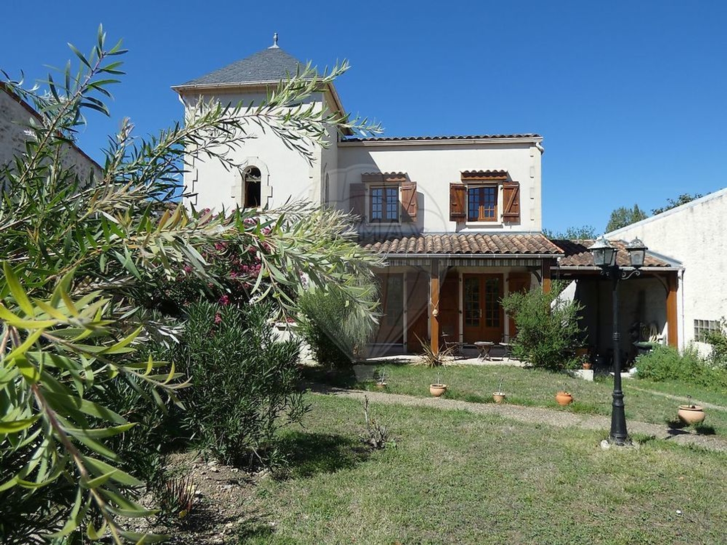 Maison à vendre - 9 pièces - 1250m2 - Bussac-Sur-Charente (17100)