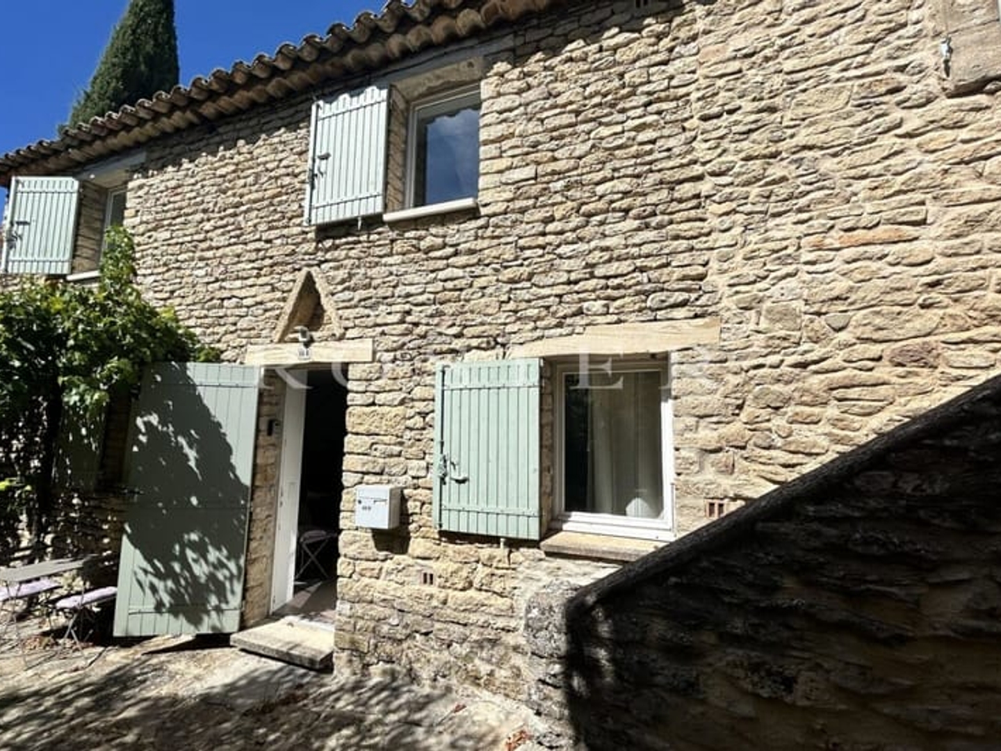 Cabrières d'Avignon Jolie maison de village 63 m2 de 3 pièces Petit exterieur