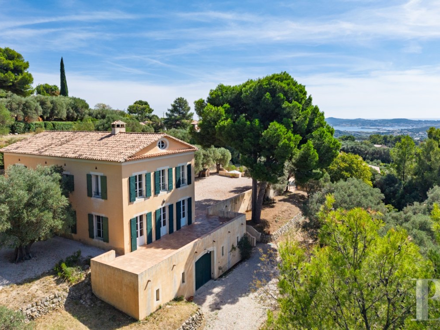 Près de Toulon, une vaste bastide du 20e s. avec vue mer entourée de son parc de plus de 5 000 m²