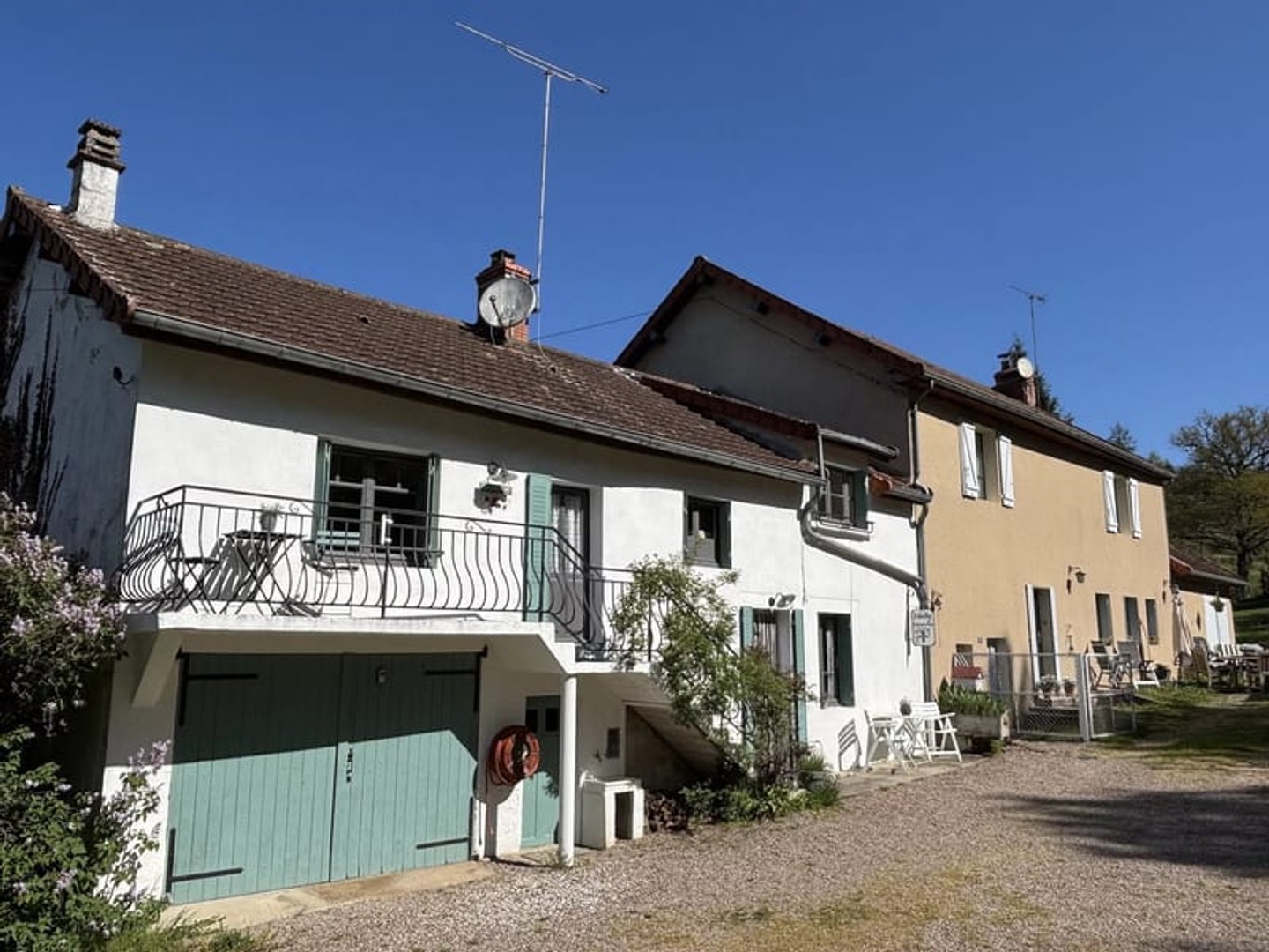Ensemble d'une grande maison d'habitation et de deux gîtes à ven