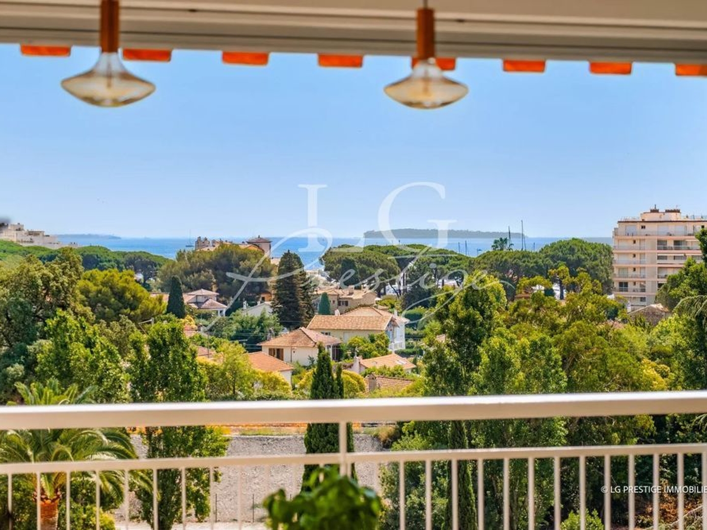 Appartement vue mer avec plage et commerces a pied