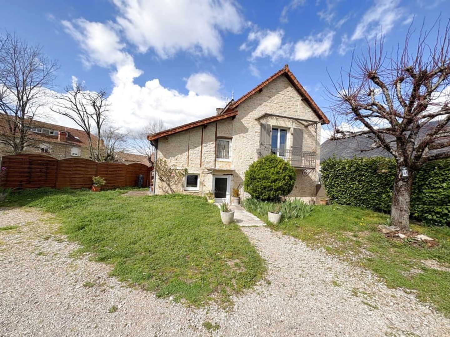 CHARMANTE MAISON DE VILLE EN PIERRE AVEC JARDIN ET GARAGE