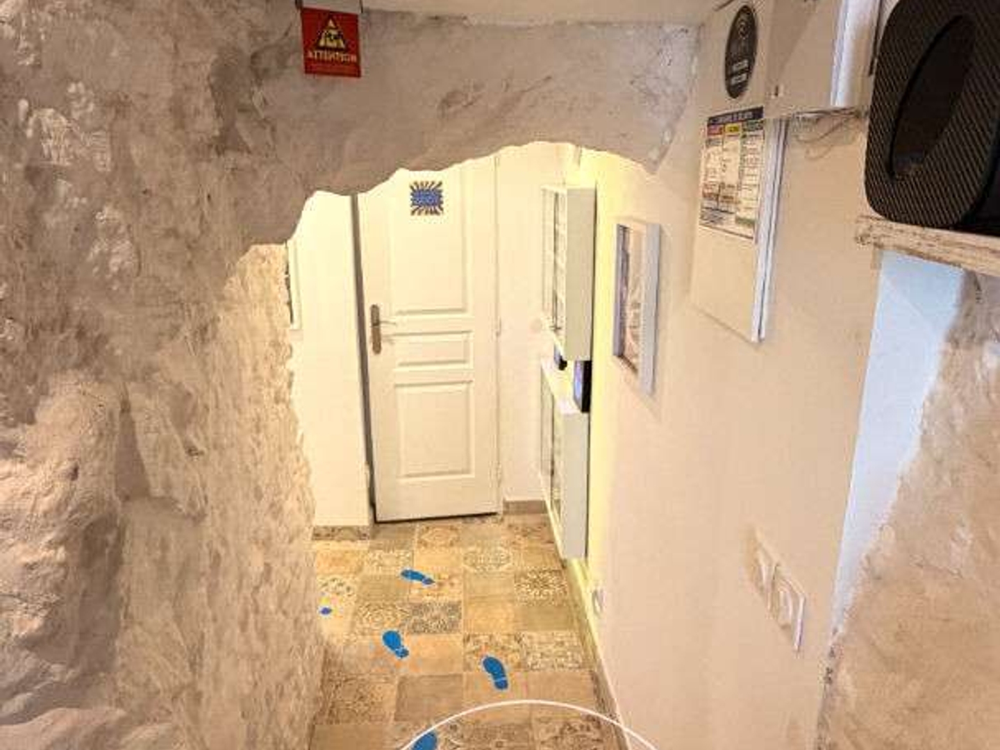 A VENDRE MURS COMMERCIAUX VIDE 24,94 M2 EN