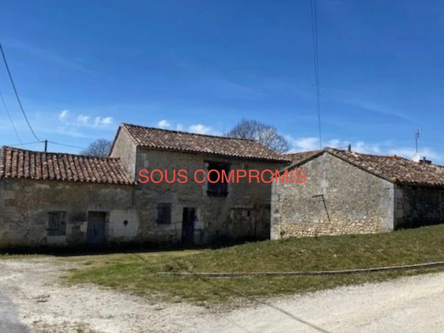 BIEN SOUS COMPROMIS.Ancien corps de ferme à 15 mn d'Angoulême, dans un cadre de nature, aux portes de la Dordogne