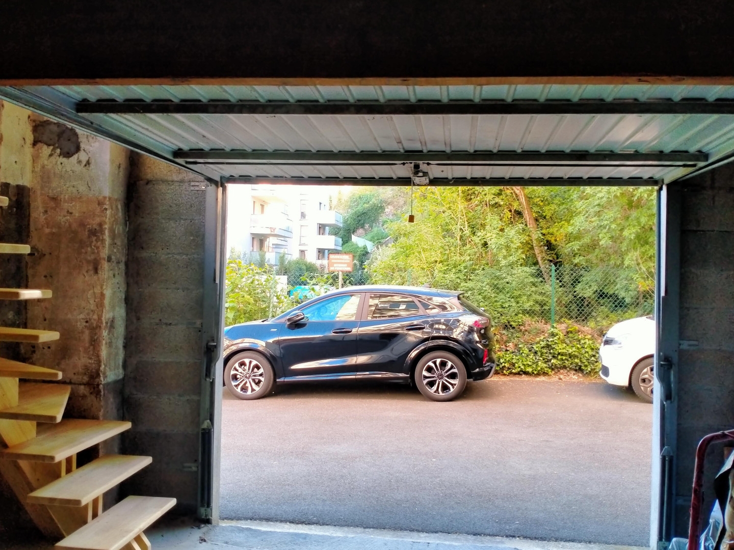 Garage avec espace stockage en mezzanine