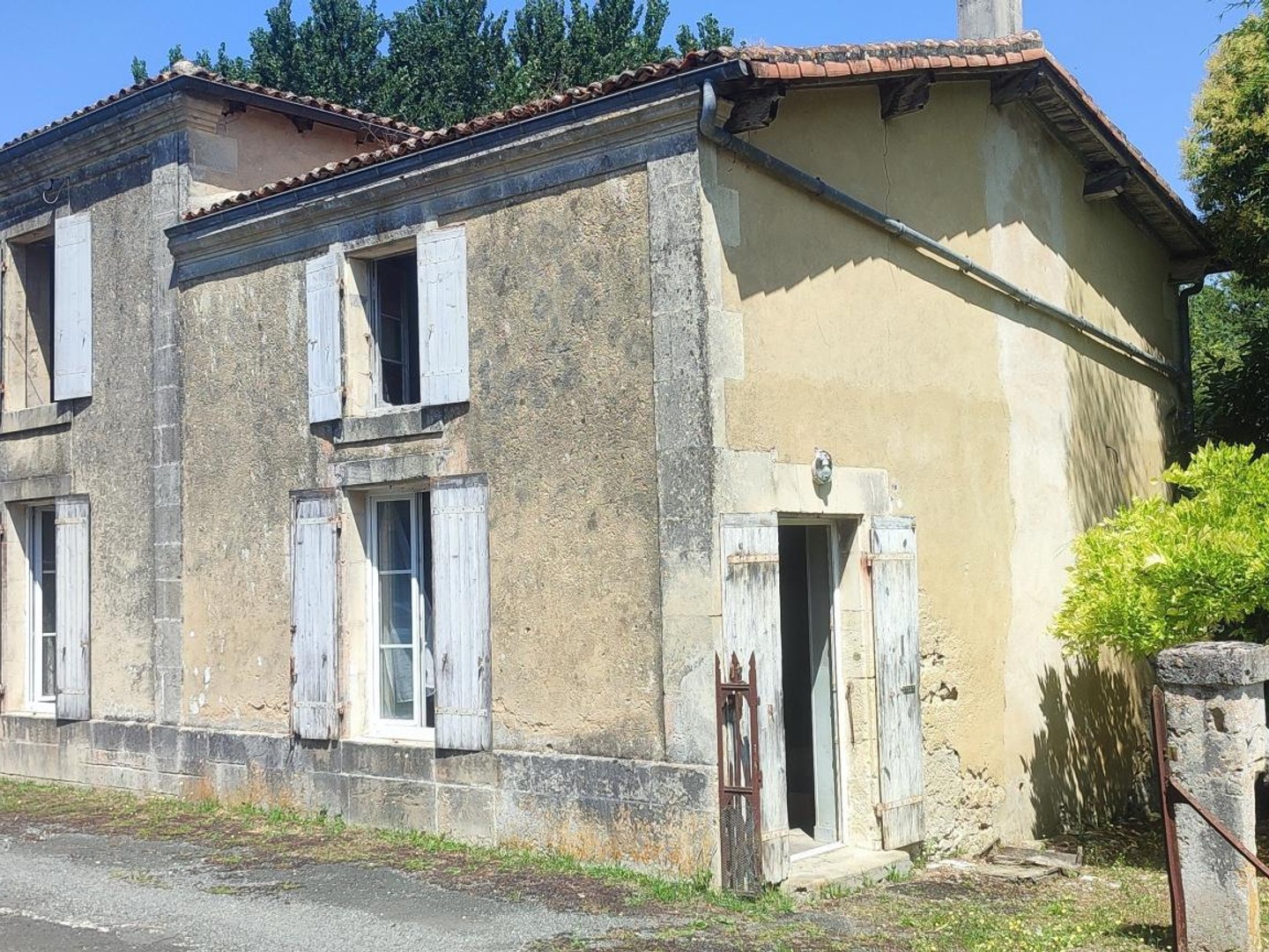 Grande maison en pierre avec dépendances et potager