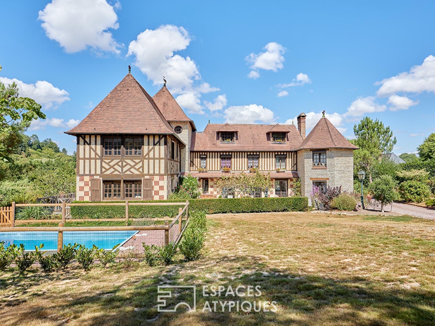 Manoir de caractère avec piscine et parc paysager