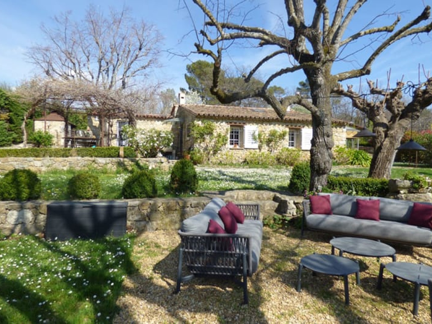 Beaucoup de charme pour ce vieux mas en pierre, beau terrain de 3500m2, 3 chambres, mezzanine, piscine à débordement, à vendre, à Tourrettes