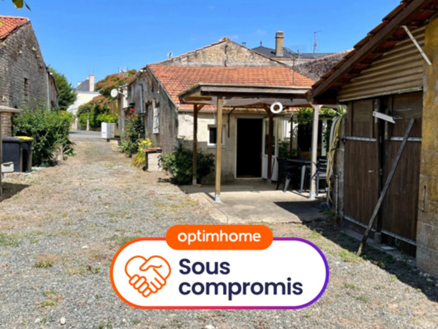 LE LANGON (85) 10 MIN DE FONTENAY LE COMTE AGREABLE MAISON EN PIERRES AVEC DEPENDANCES ET TERRAIN CLOS