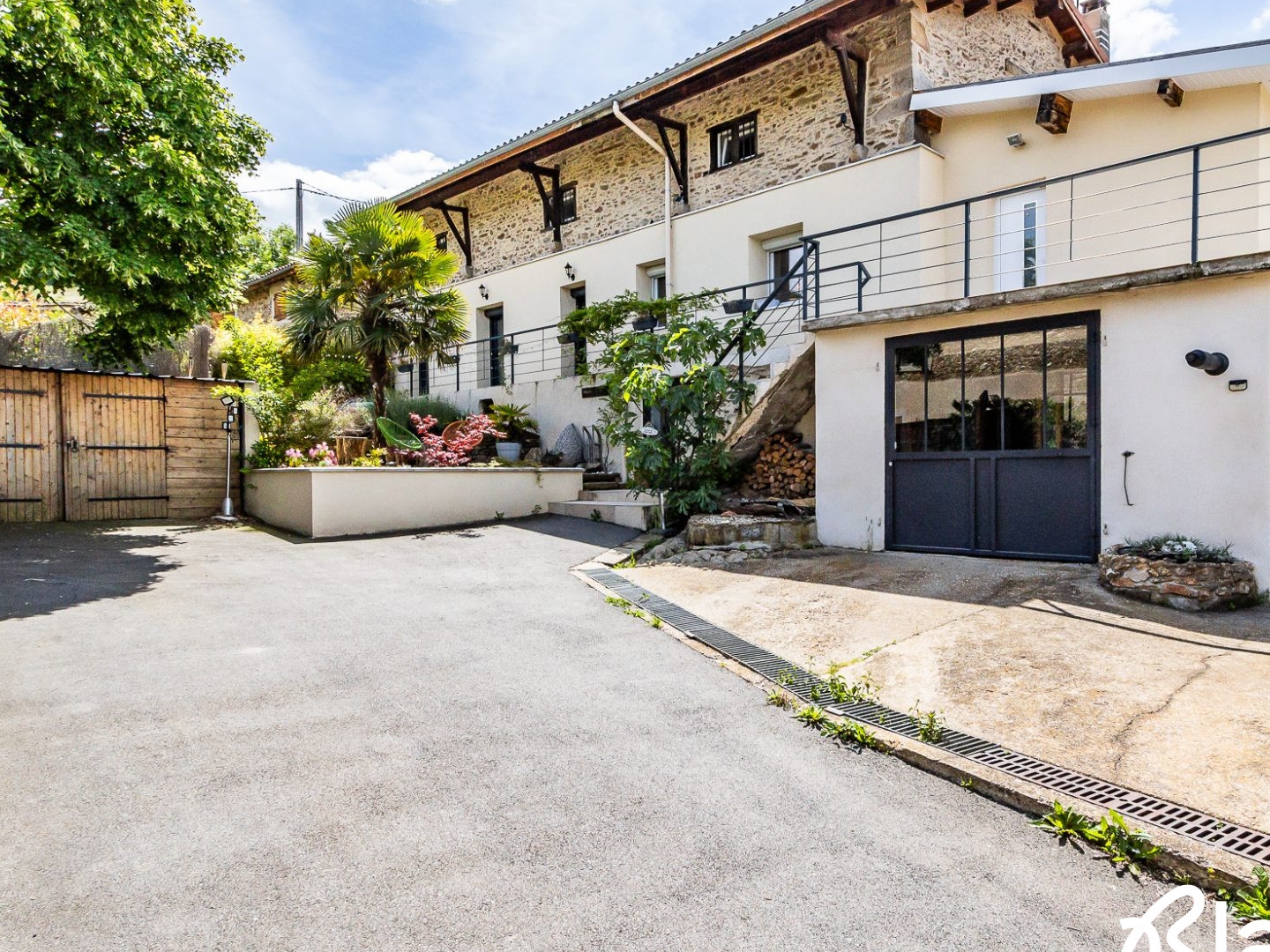 Corps de ferme rénové avec vue panoramique à vendre à Saint-