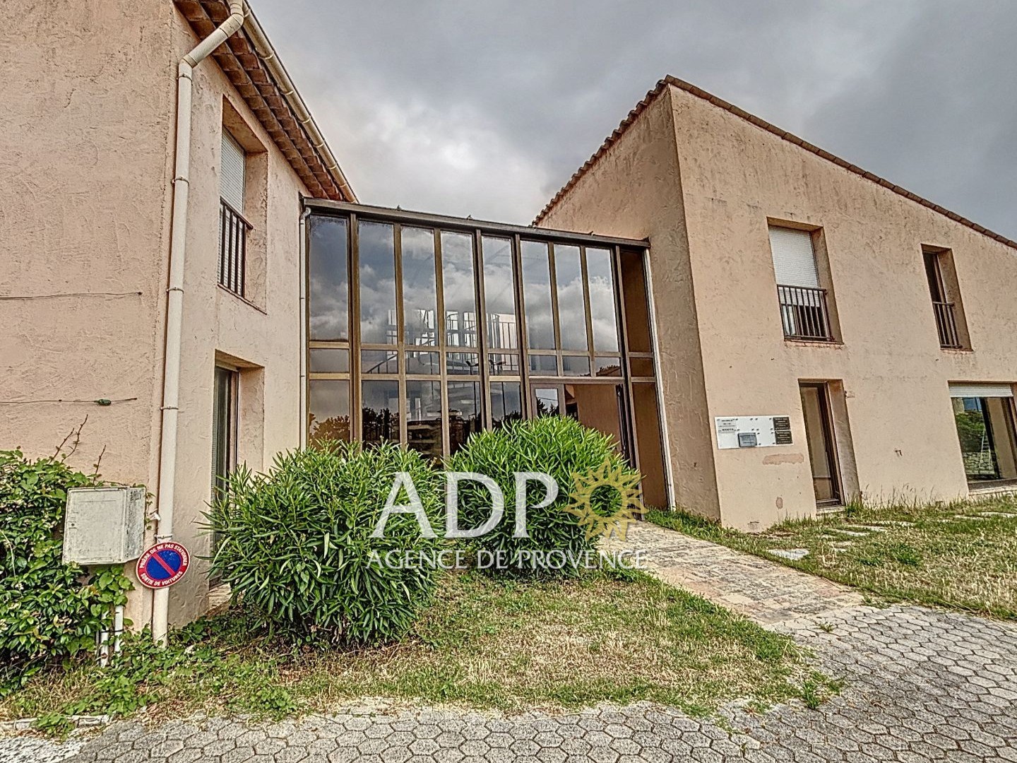 Immeuble commercial 77 m²