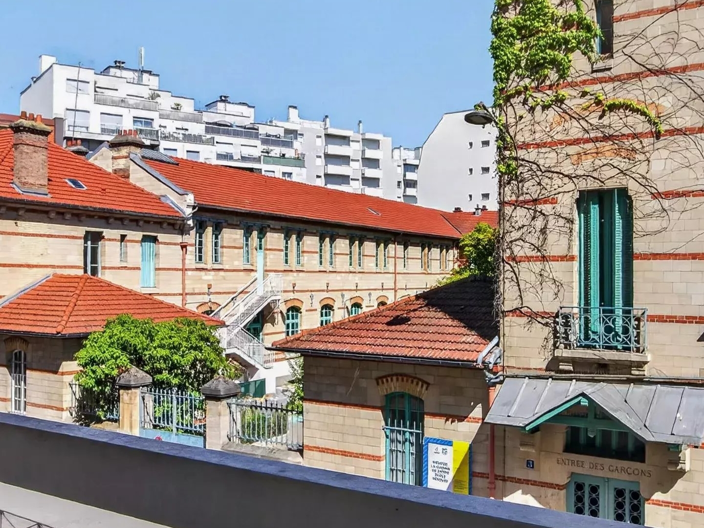 Paris 15e - Convention - Appartement traversant avec balcon
