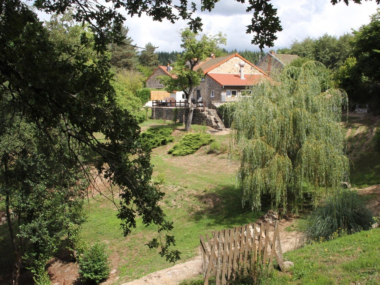 Ensemble immobilier: maison, gîte, garages et terrain à Lachaux