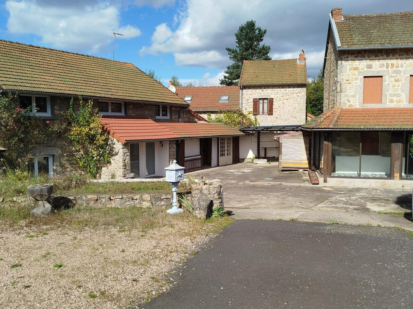 Maison à vendre - 9 pièces - 305m2 - Lachaux (63290)