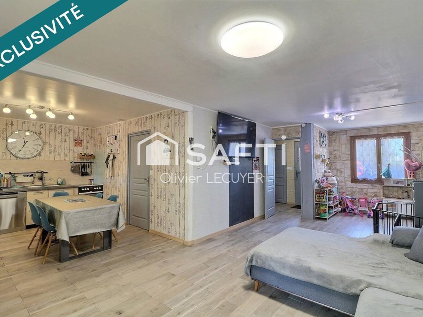 Maison de 110 m2 avec véranda, stationnement, garage, terrasse, jardin et dépendance, sans travaux!Aux normes assistante materne