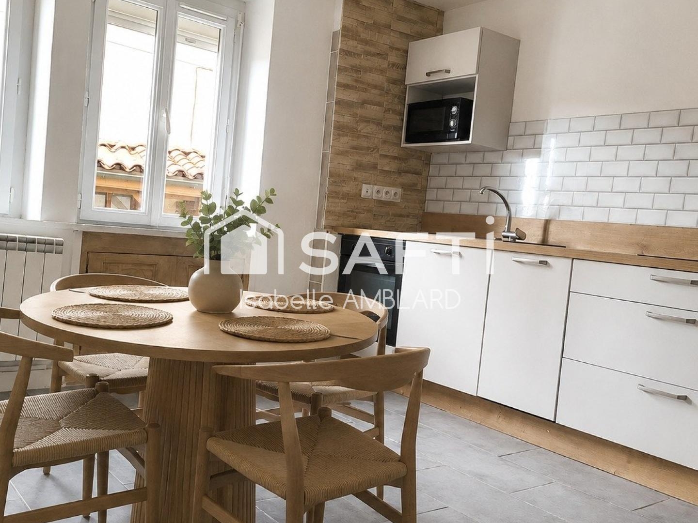 Maison de village cosy et atypique à Poncin