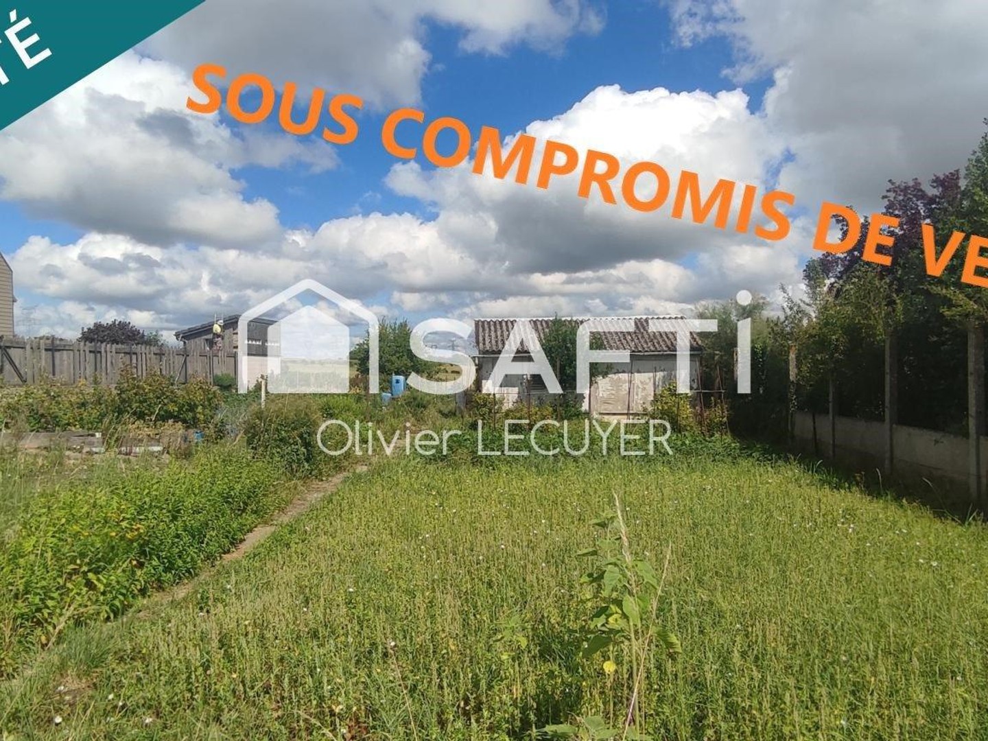 Terrain constructible d'environ 884 m2, environ 18 m de façade, au calme. Idealement situé à Solesmes avec vue sur la campagne !