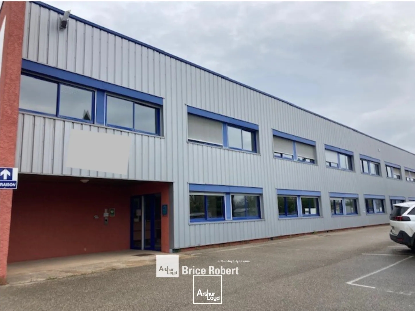 Bâtiment d'activité à vendre à Frontonas avec accès poids lourds et parkings