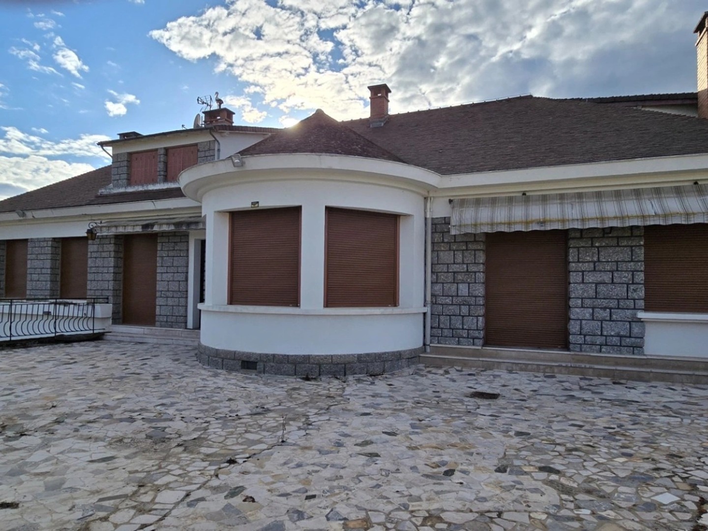 Maison à vendre 12 pièces COURPIERE (63)