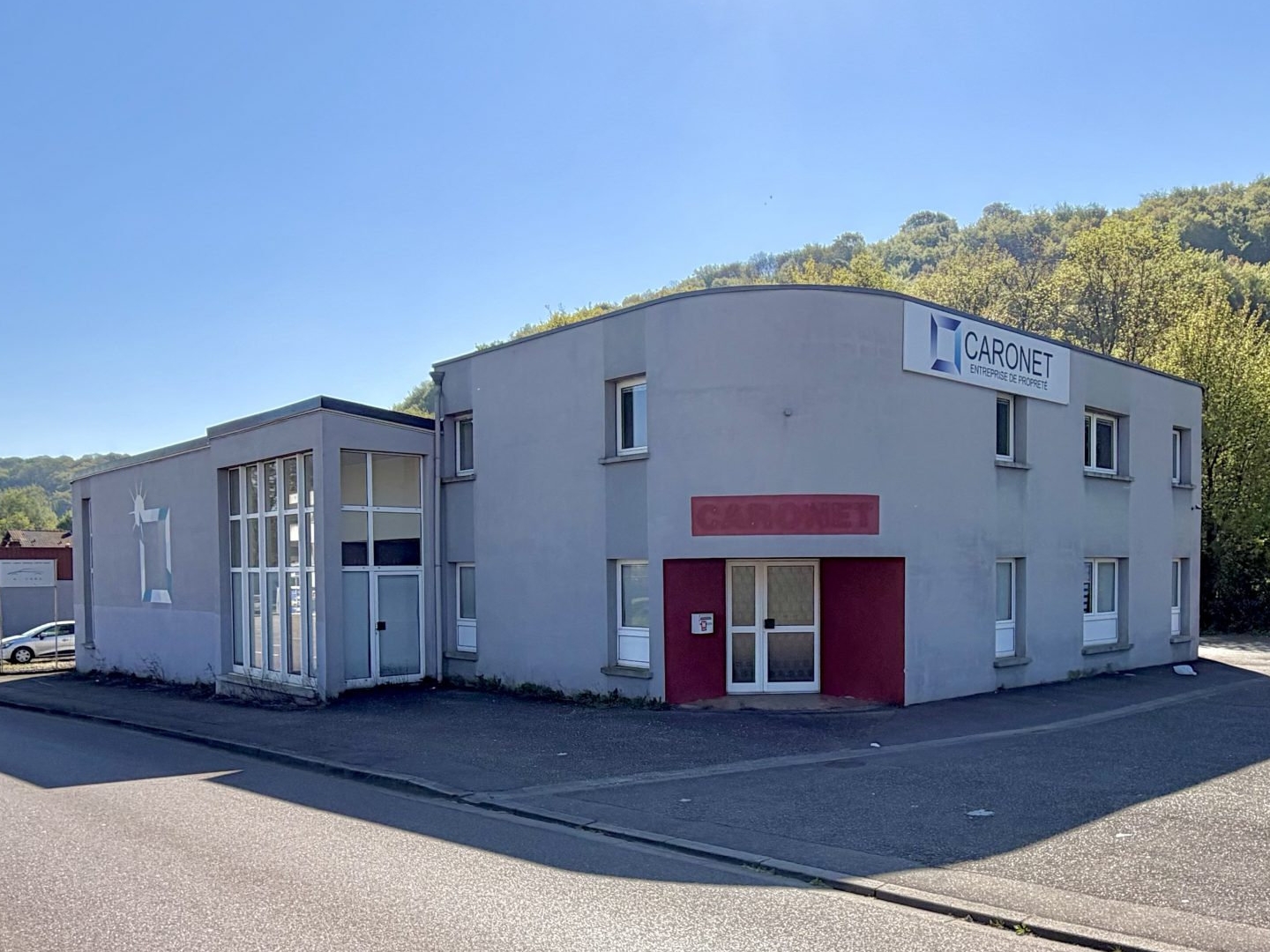 Immeuble commercial polyvalent aux portes de la frontière.
