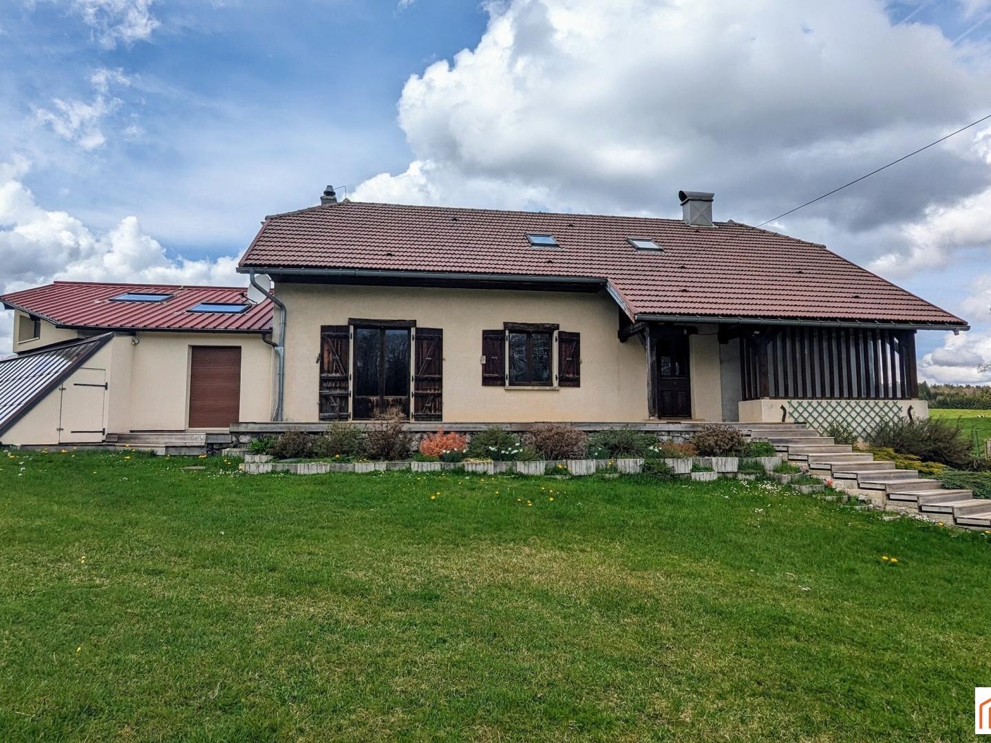 Maison avec vue dégagée et espace bien-être.