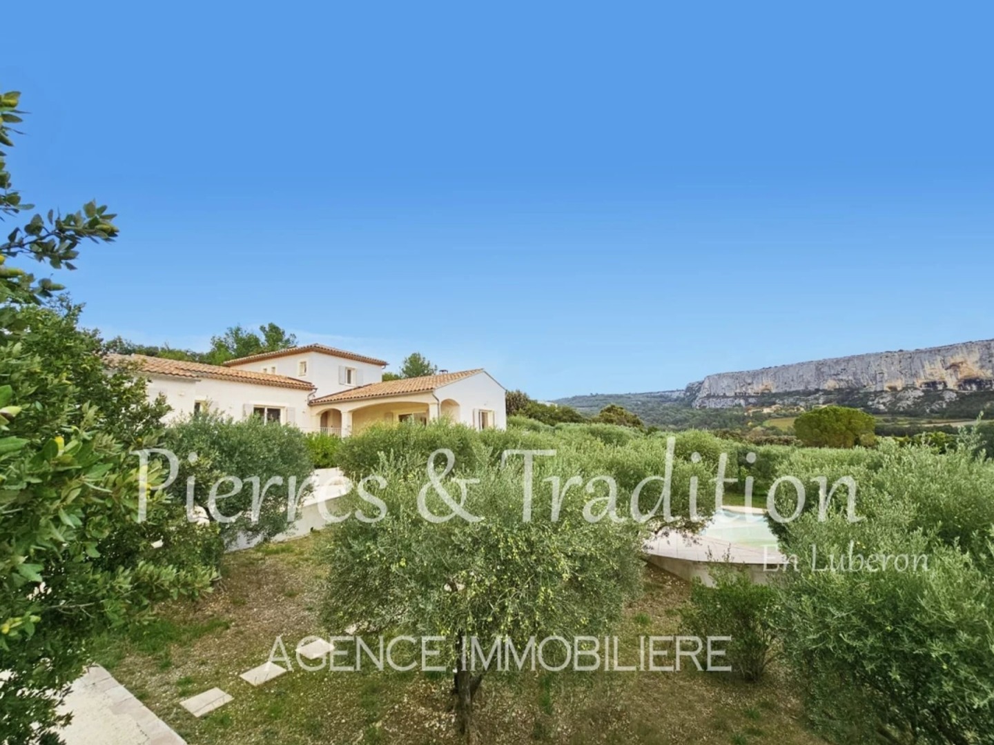 Provence, Luberon, magnifique propriété contemporaine avec vue et piscine luxueuse