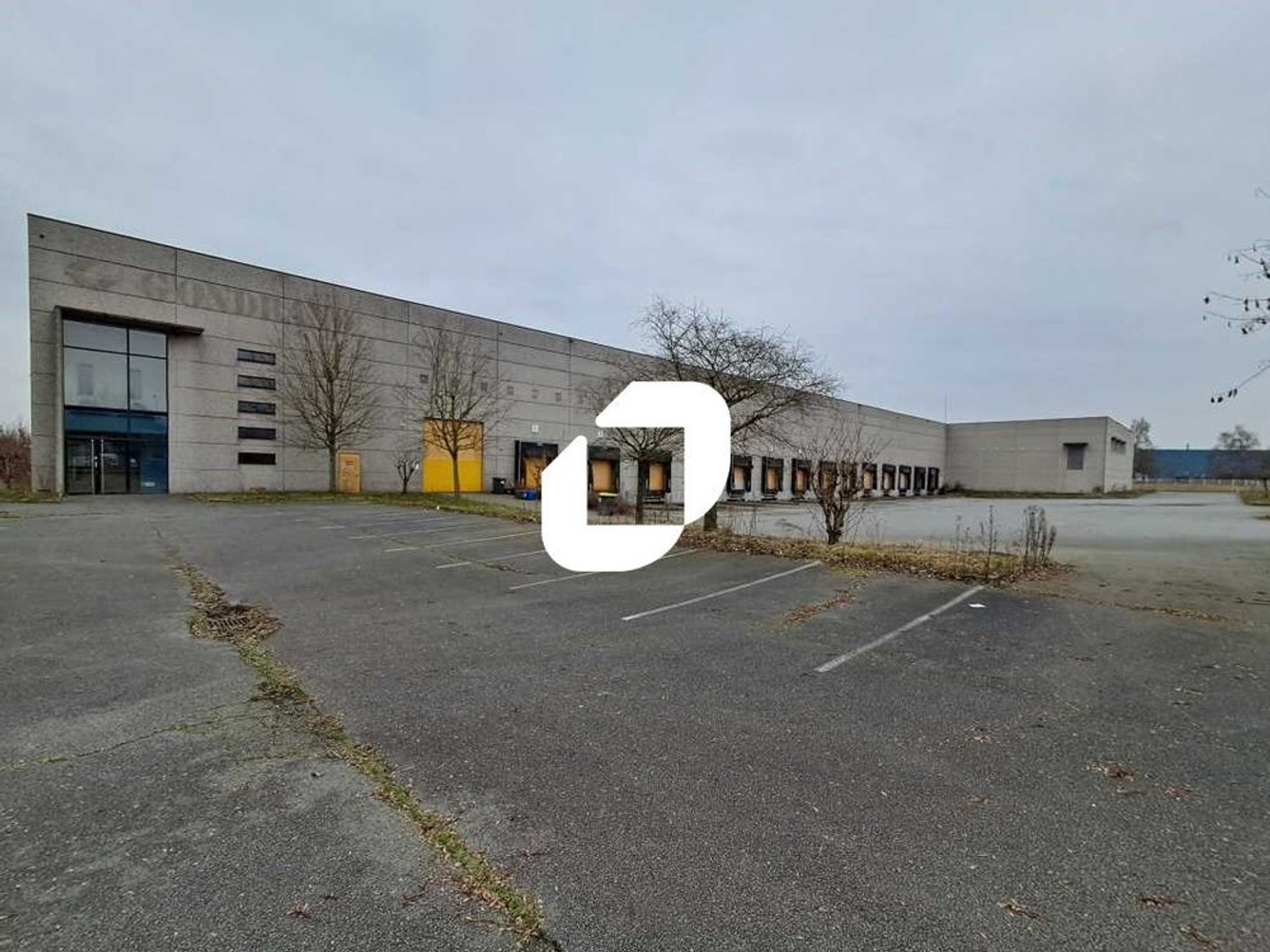 CELLULES AVEC QUAI - 5 985 m² divisibles à partir de 1 027 m²