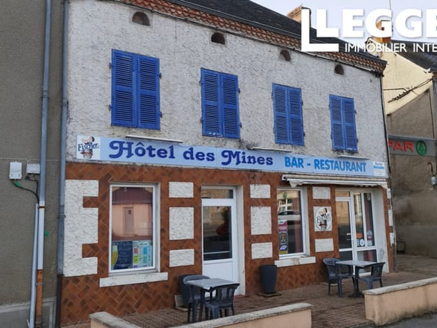 Hôtel ancienne 8 chambres, un bar, un restaurant avec terrasse et deux pompes à essence au coeur du village.