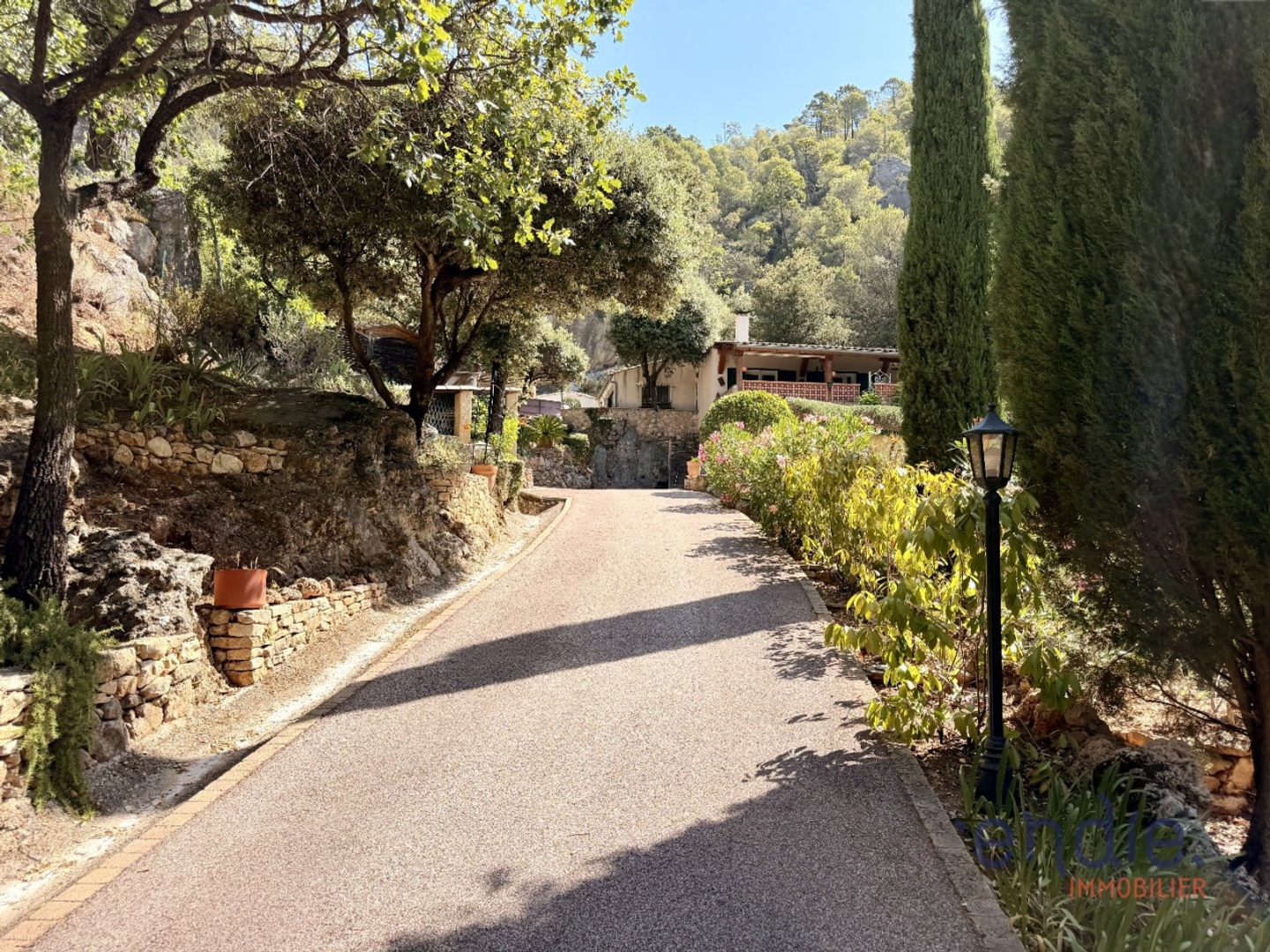 Maison à vendre - 4 pièces - 146m2 - Villecroze (83690)