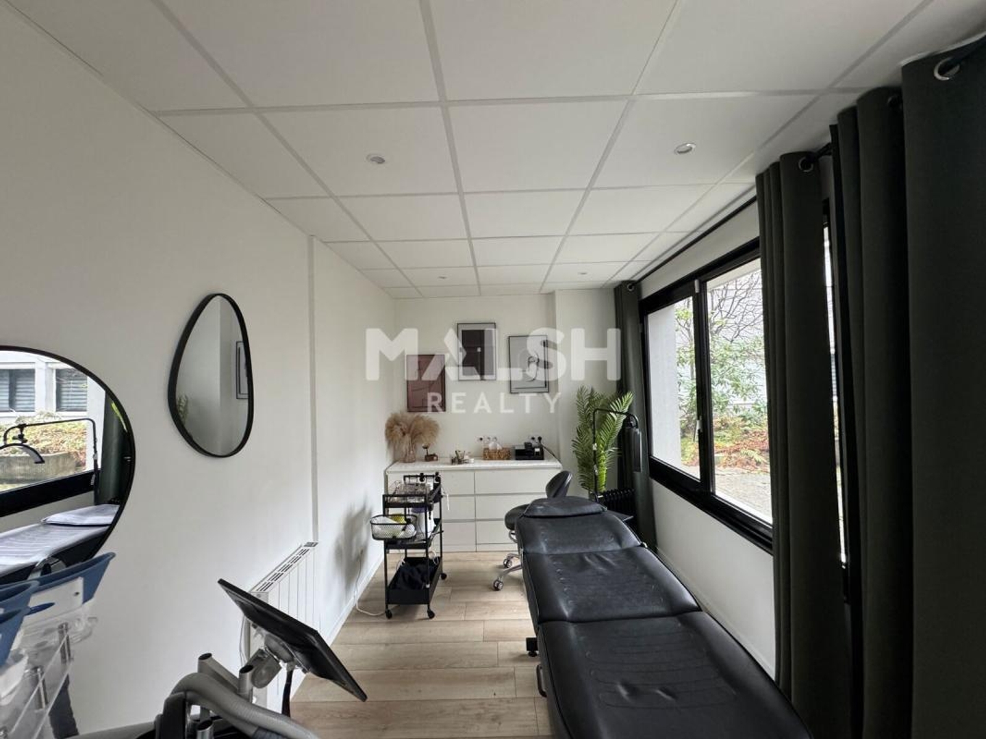 Nous vous proposons à la vente au 1er étage d'un immeuble de bon standing à deux pas de la Place Jean Jaurès et de la Place Carnot à SAINT ETIENNE, cet espace a été entièrement rénové avec de belles prestations. 110 m² idéalement situés