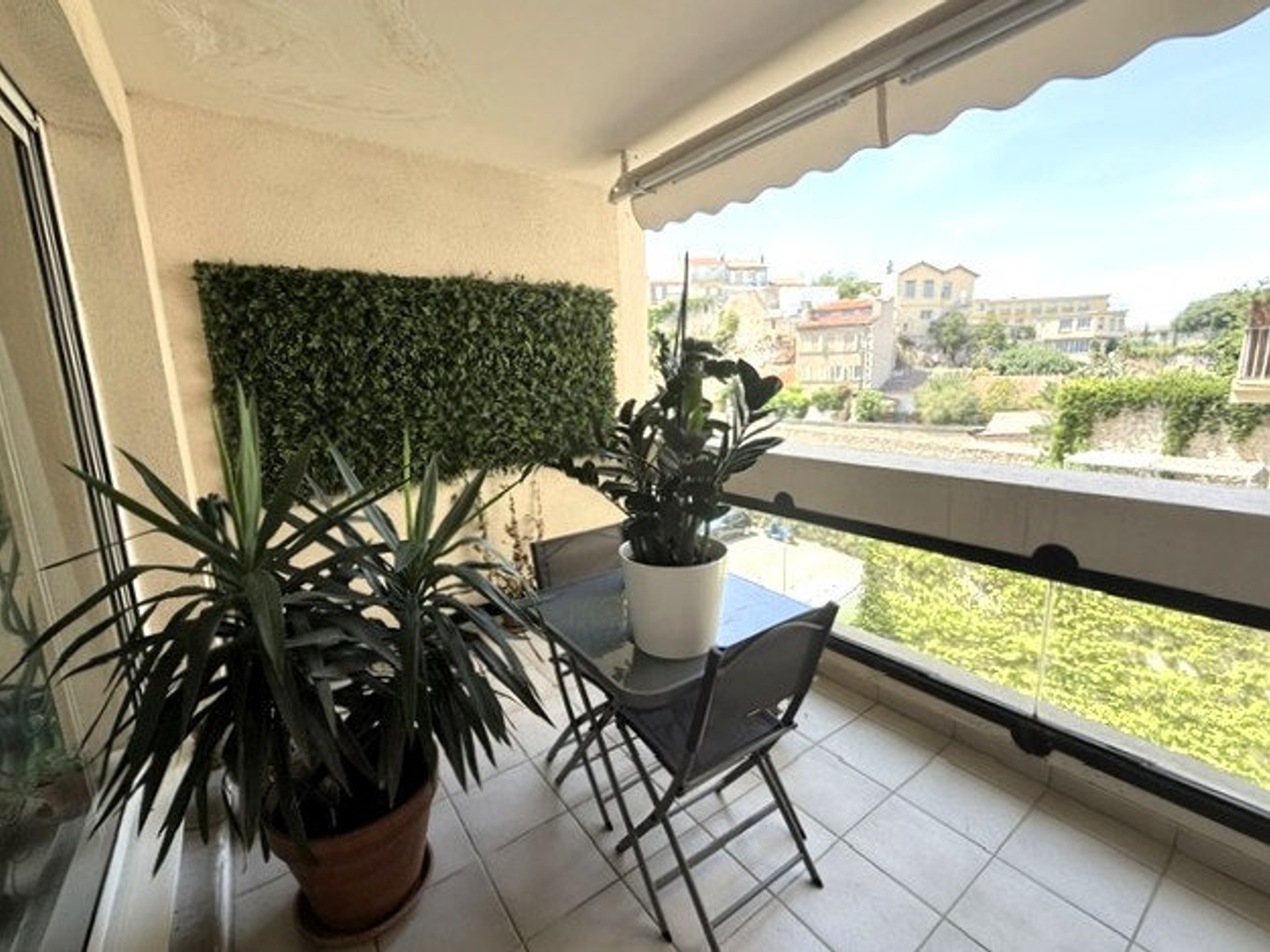 13006 Périer Breteuil Superbe 2 pièces avec terrasse dans un