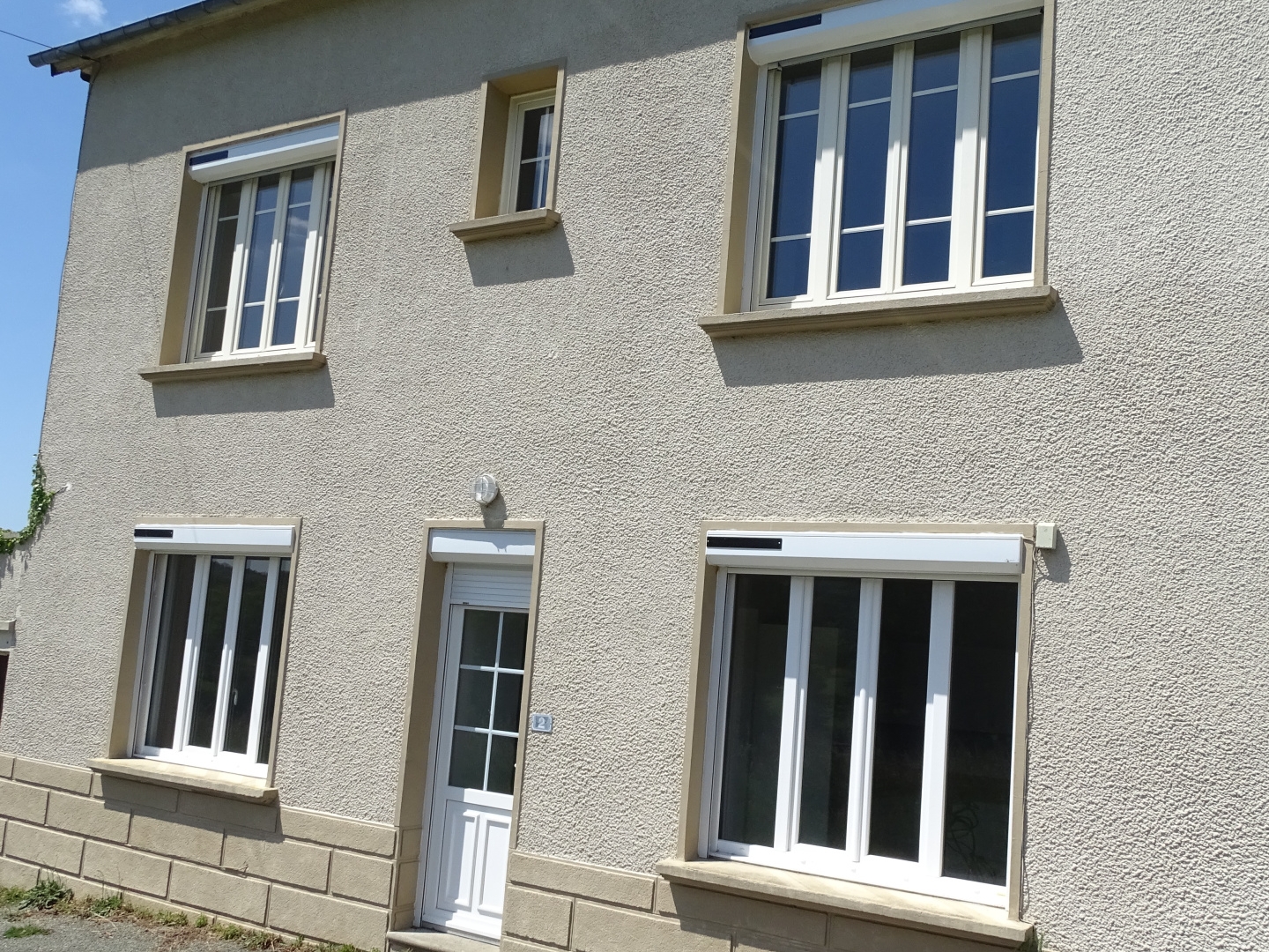 Maison familiale de 115 m2 avec bâtiment de 82.5 m2 et terrain de 1246 m2