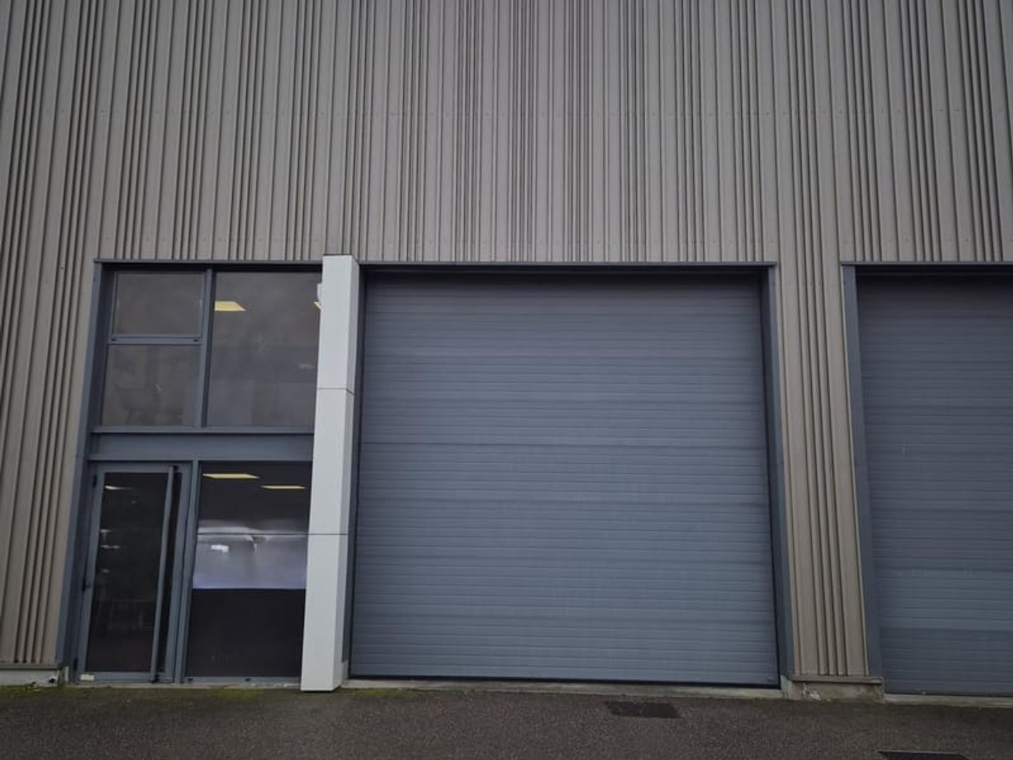 Bureaux à vendre - 2 pièces - 180m2 - Saint-Genis-Les-O... (69290)