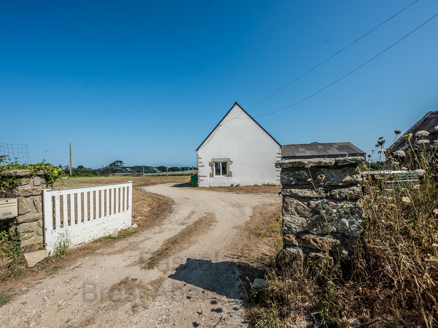 Pascal Autret BREST ABERS IMMOBILIER vous présente cette maison en pierre de 1302 sur terrain de 2400m2
