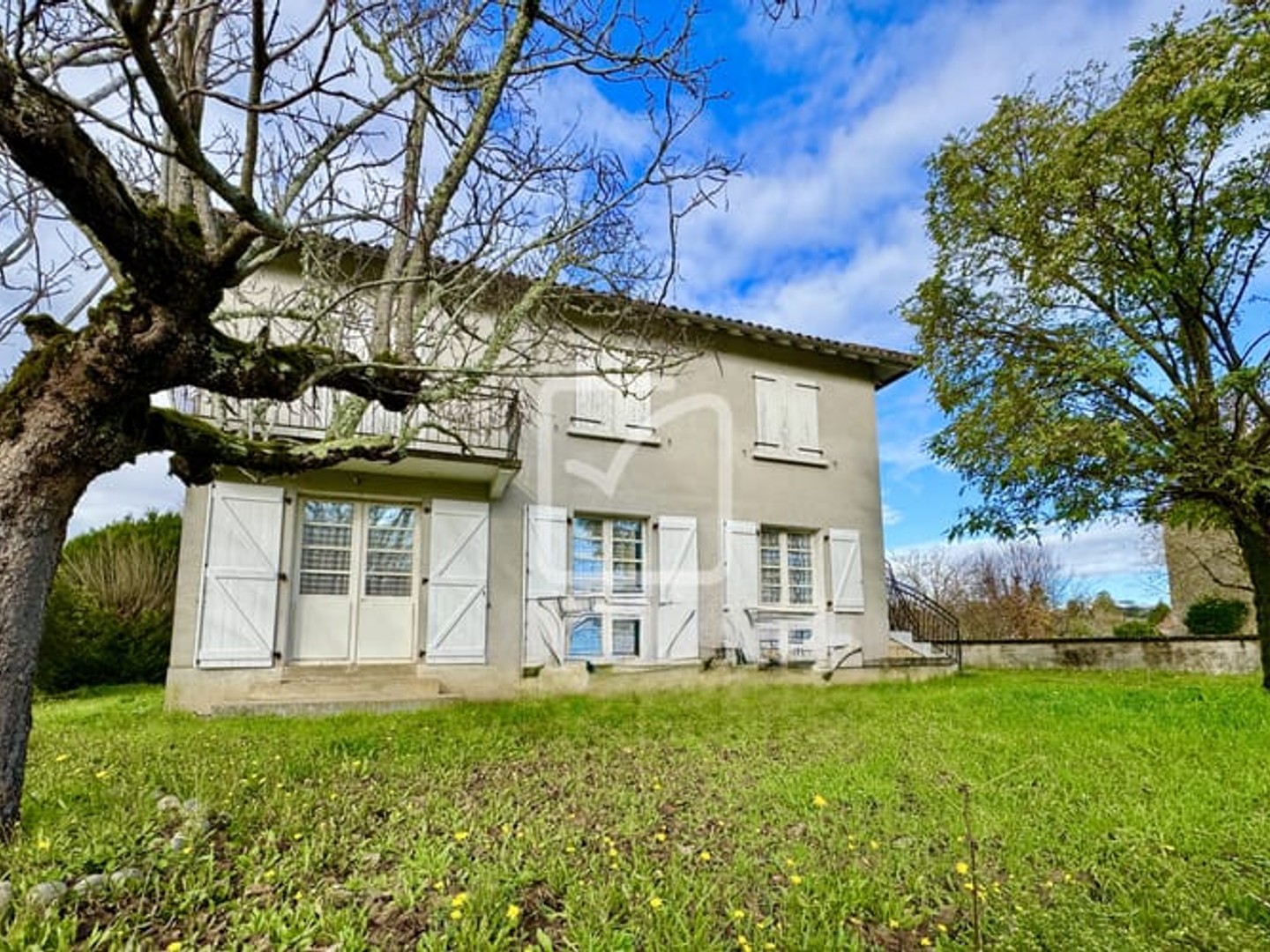 Vaste Maison de campagne avec dépendances et grand terrain arboré de 3282 m2