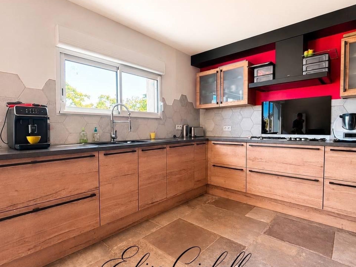 Maison dan d'un environnement calme