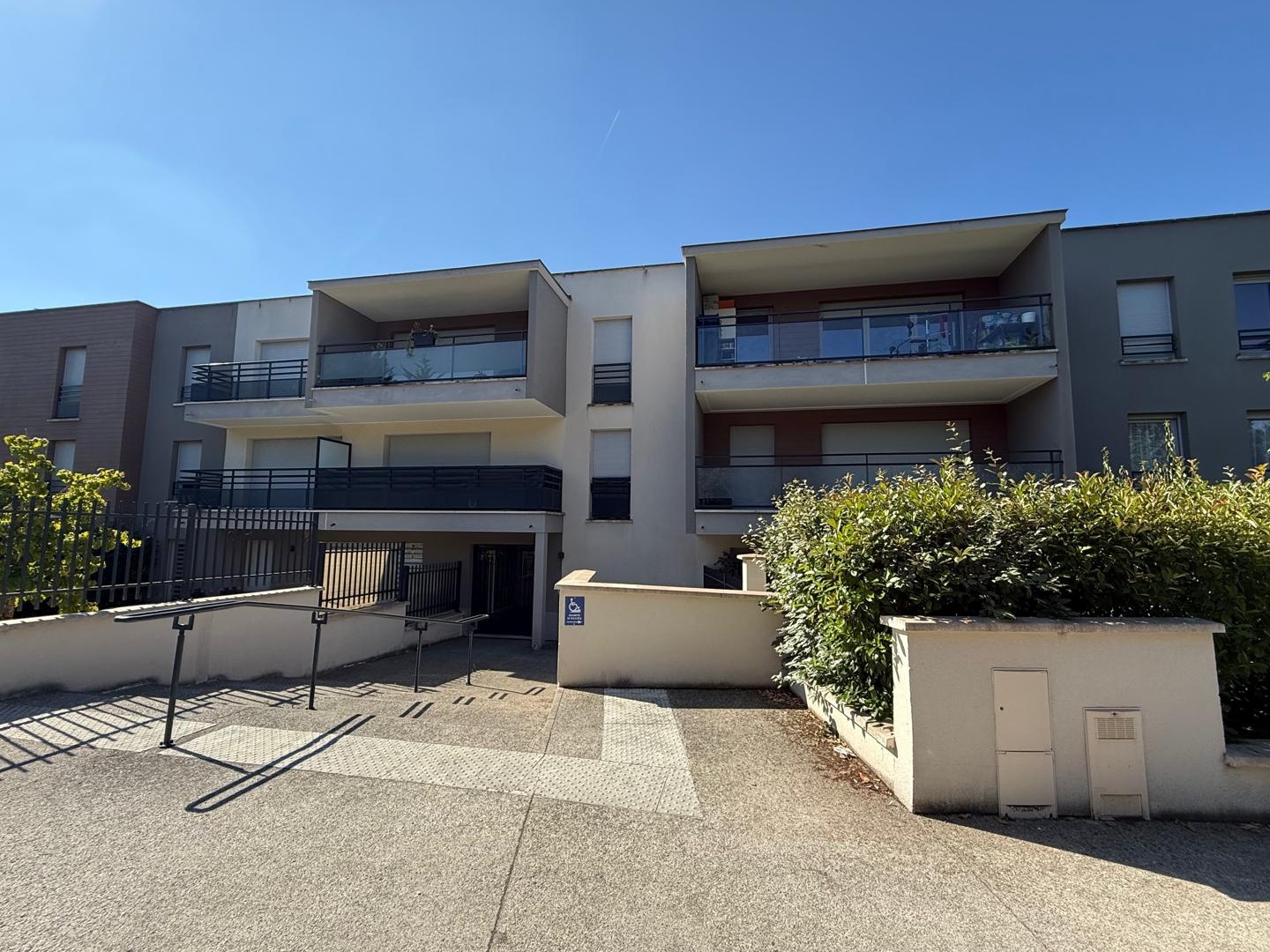 Vue splendide pour cet appartement à CRECY LA CHAPELLE, trois pièces de 57.84 m2 avec jardin