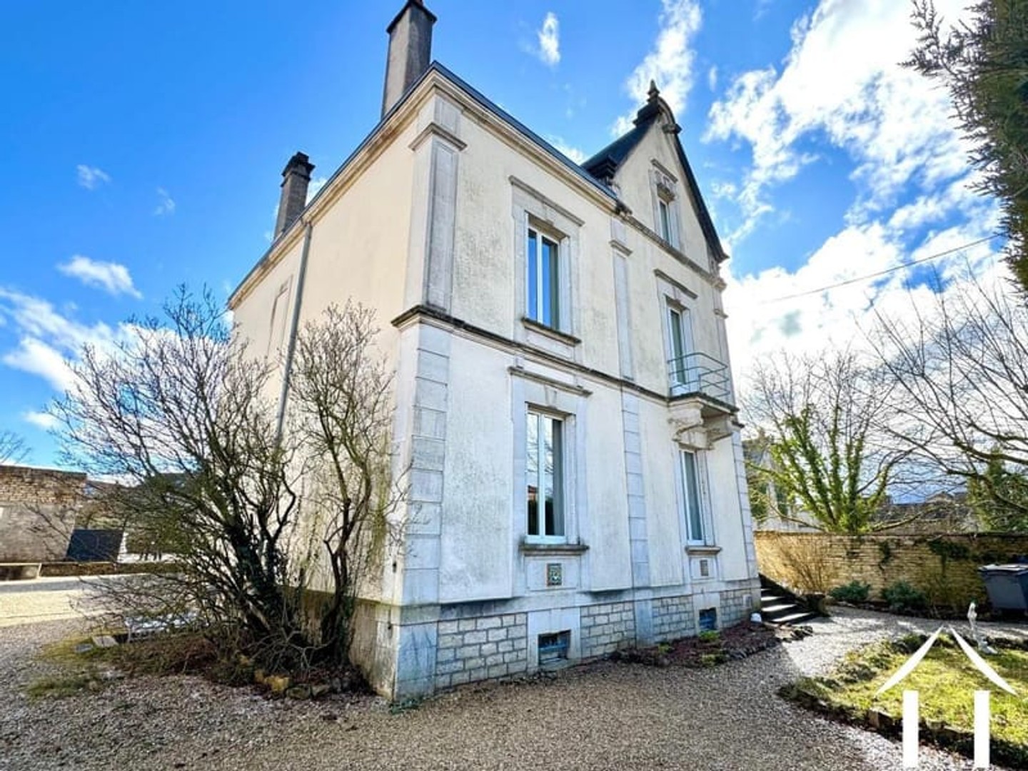Grande maison divisée en 5 unités, centre-ville de Chaumont
