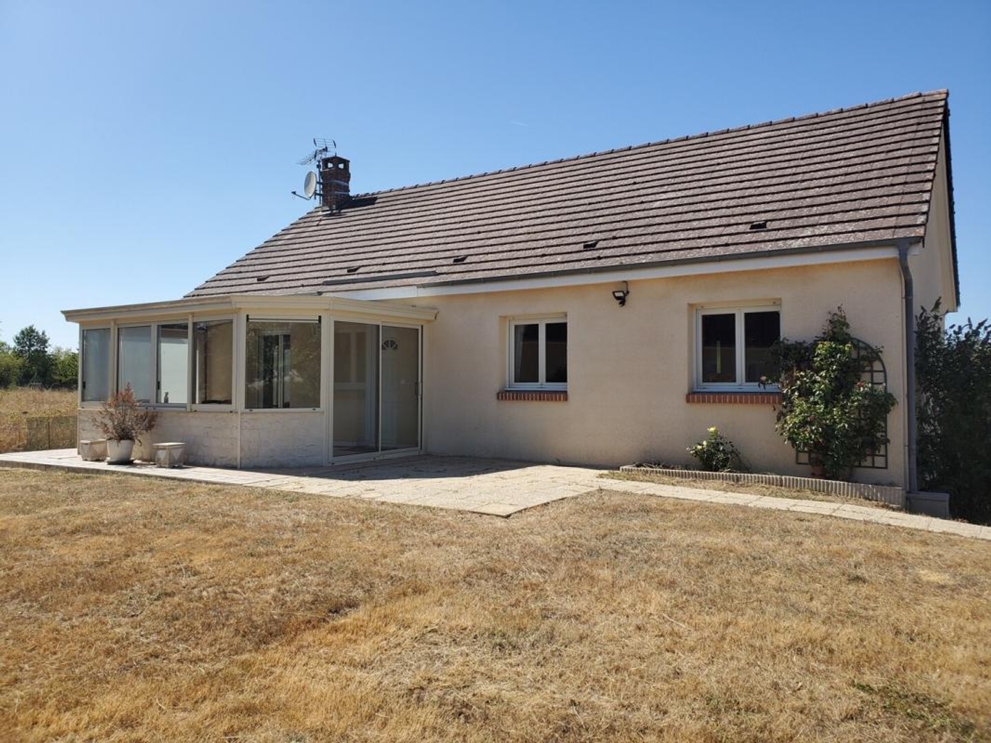 10 kms de Verneuil Pavillon trois chambres avec sous-sol