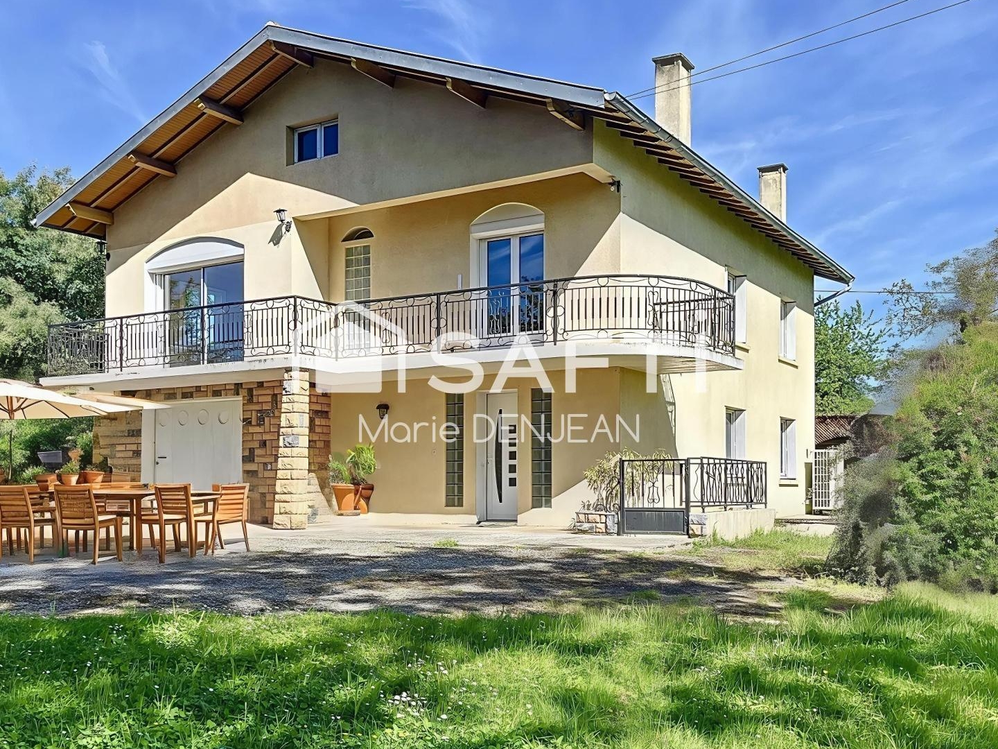 Propriété de 118 m² - Garage, parc paysager.