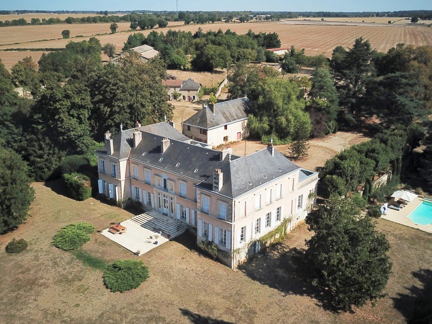 CHATEAU XIXe ET SES DEPENDANCES, PISCINE, SUR 9HA60