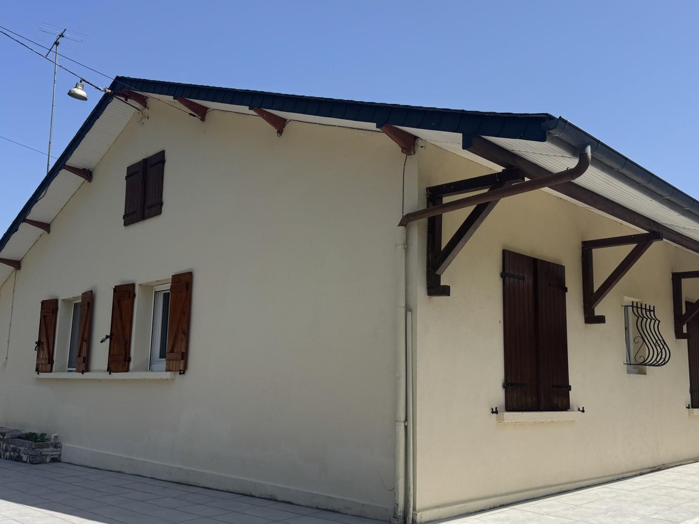 Maison de plain-pied de 100m², jardin et garages
