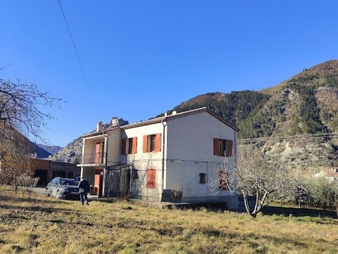 Propriété à deux niveaux sur 8230m²