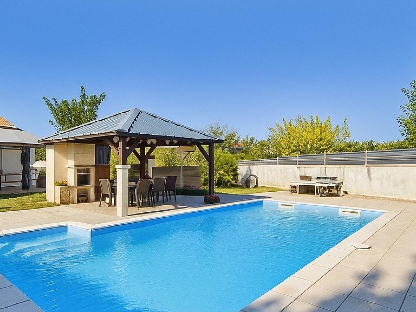 Maison familiale de plain-pied avec piscine, sans vis-à-vis